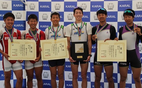 賞状やメダルを手にした選手ら(中央：越智・岡部両選手)