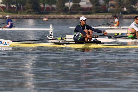 社会人としてのデビューレースで力漕を見せる御手洗選手