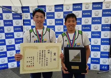 賞状と盾を手に笑顔を見せる岡部選手(左）、越智選手(右)