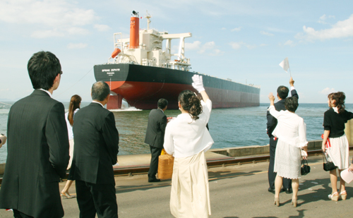 出港を見送る命名・受渡式参加者の方々たち