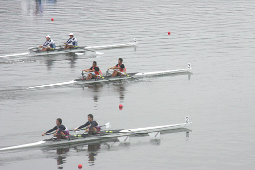 優勝チームに0.1秒差にまで肉薄する愛媛選抜チーム（写真中央）の武田（ダイキ）・別府（今治造船）両選手