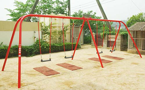 四連ブランコ(近見小学校)