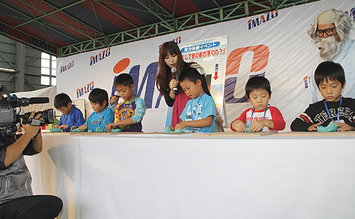 アルキメデス博士の説明を聞いた後、粘土で船を作る子供たち「ぜったいに浮く船を作るぞ！」