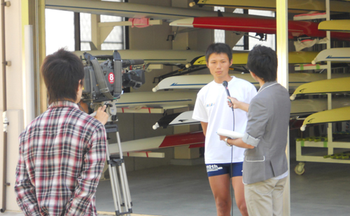 テレビの取材を受ける別府選手