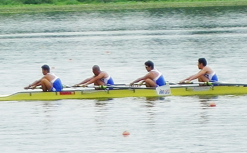 男子舵なしフォアで力漕する今治造船ボート部部員