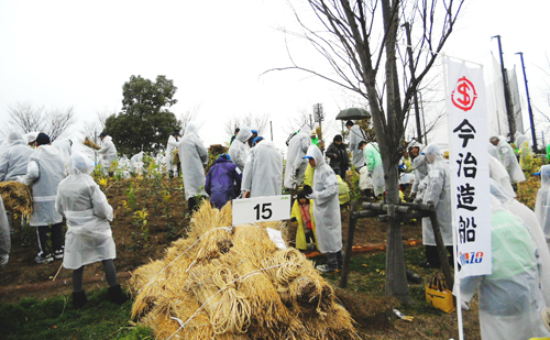 当社植樹スペースに植樹を行う参加者