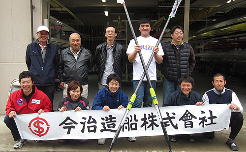 王さん（後列右から2人目）と今治造船関係者