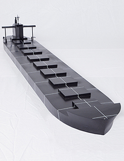 エアロ・シタデルを採用した船体模型の全景1