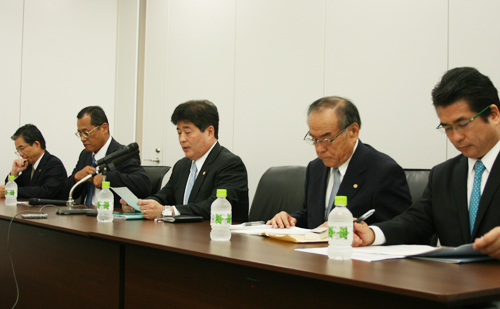 左から、森常務、藤田常務、檜垣幸人社長、黒川副社長、檜垣和幸専務