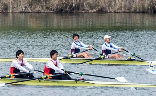 ゴール前、最後の力を振り絞る両選手（写真奥）