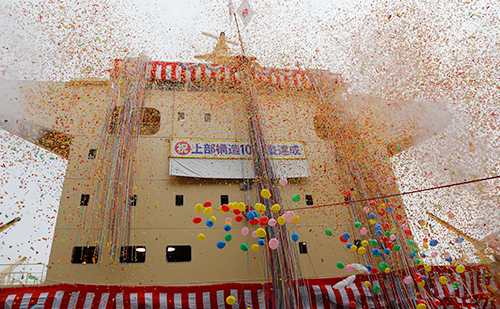 支綱切断と同時に大量の紙吹雪が舞い上がり、1000隻達成を祝いました